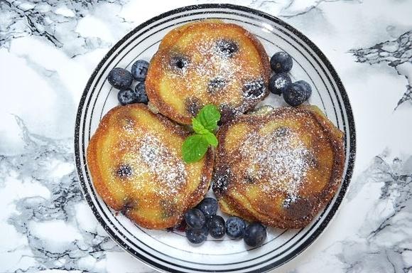 Błyskawiczne placki z mascarpone i borówkami amerykańskimi