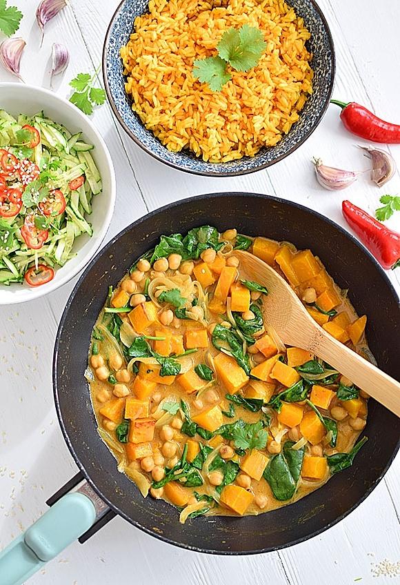 Tajskie curry z ciecierzycą, dynią i szpinakiem
