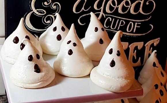 Bezowe duszki - prosty przepis na słodkie ciasteczka na Halloween