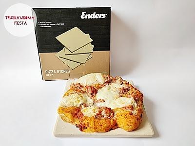 Mini pizza z mięsem drobiowym i mozzarellą na kamieniu