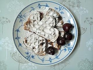 Gofry jogurtowe z czereśniami