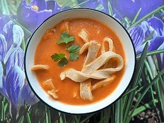 Zupa pomidorowa ze świeżych pomidorów i domowym makaronem