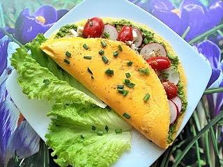 Omlet jajeczny z pesto, rzodkiewkami i pomidorkami