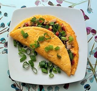 Omlet jajeczny z pieczoną piersią i papryką