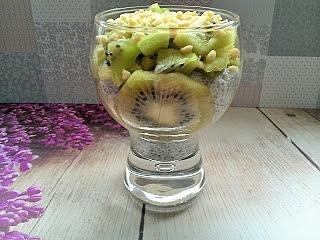 Pudding chia z kiwi i migdałami