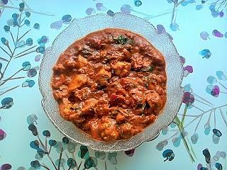 Gulasz z indyka w sosie pomidorowym