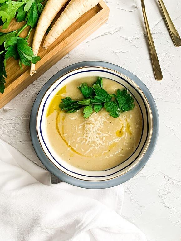 Krem z korzenia selera i pietruszki z parmezanem