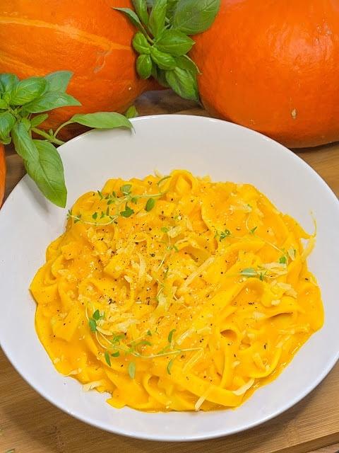 Tagliatelle w sosie dyniowym z serem cheddar