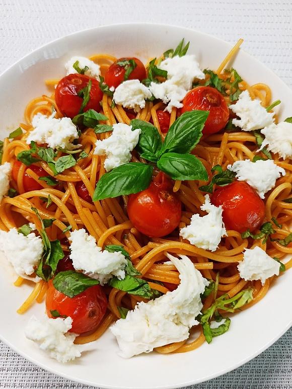 Spaghetti z pomidorkami koktajlowymi i mozzarellą