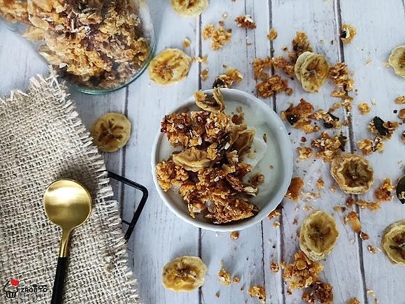 Domowa granola bananowo-kokosowa
