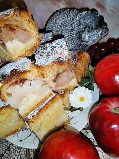 Super zwykłe ciasto z połówkami jabłka