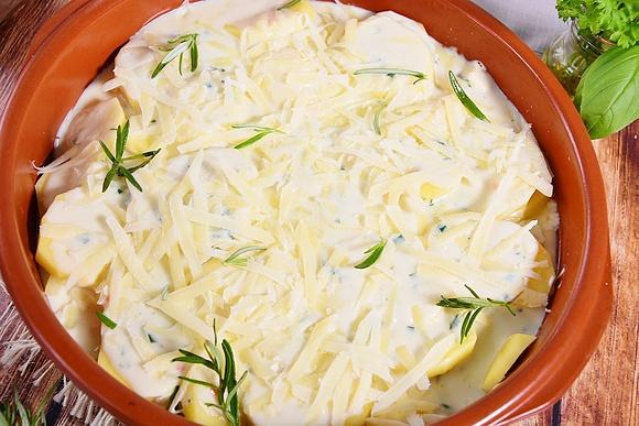 Ziemniaki zapiekane z czosnkiem, serem parmezanem i mozzarellą