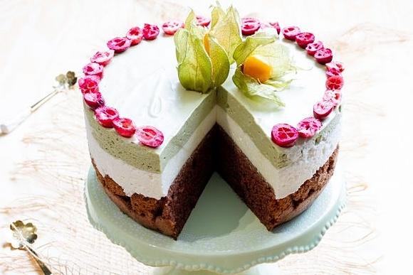 Tort matcha z białą czekoladą i kremem matcha
