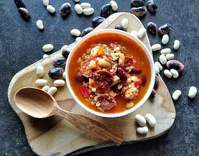 Zupa z chorizo, fasolą i zacierkami