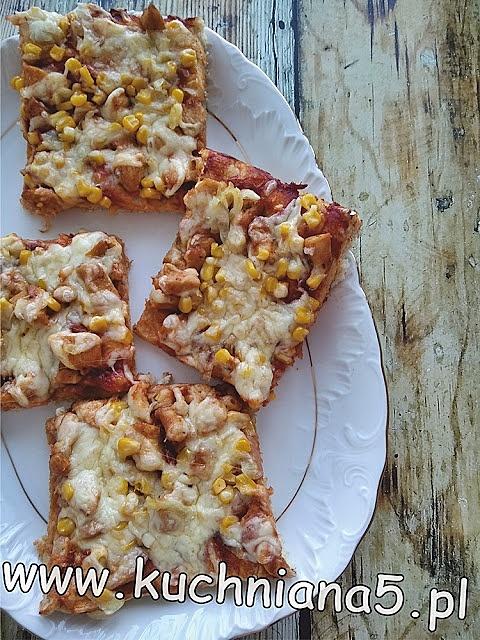 Domowa pizza z kurczakiem i kukurydzą