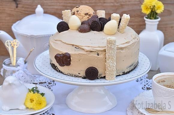 Tort z kremem o smaku cappuccino i dżemem brzoskwiniowym