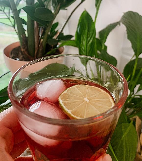 Martini Fiero i tonik - klasyczny drink z lodem i limonką