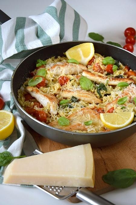 Cytrynowe orzo z kurczakiem, pomidorkami i szpinakiem