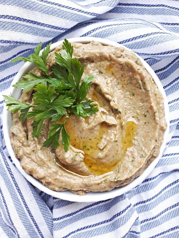 Melitzanosalata – grecka pasta z pieczonych bakłażanów