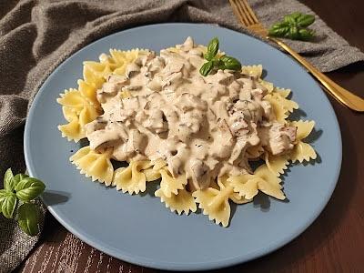 Makaron z sosem śmietanowym i pieczarkami