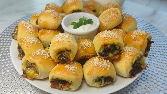 Paszteciki drożdżowe ze szpinakiem mozzarellą i pomidorami
