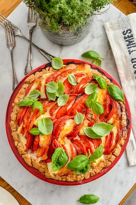 Tarta na wytrawnie z pomidorami i mozzarellą