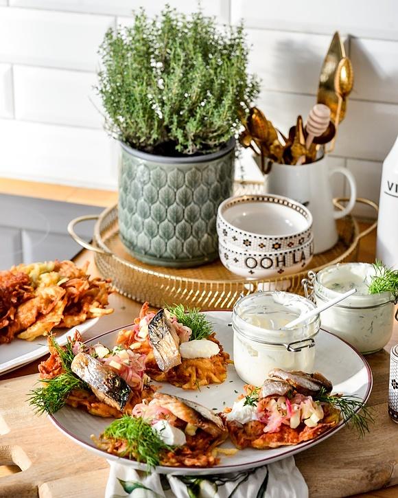 Placki ziemniaczane z makrelą, cream fraiche i sałatką z jabłkiem i imbirem