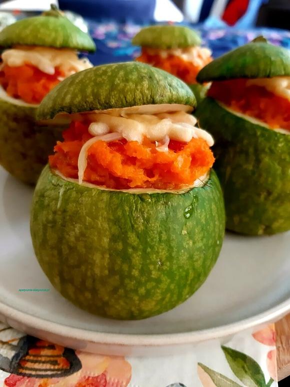 Cukinia faszerowana batatami i chorizo