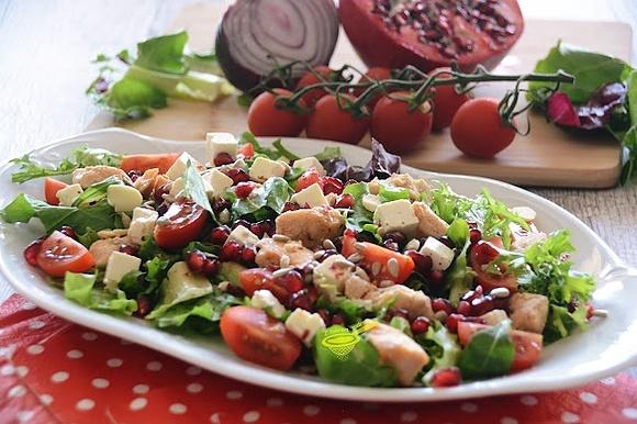 Sałatka z kurczakiem, serem feta i granatem