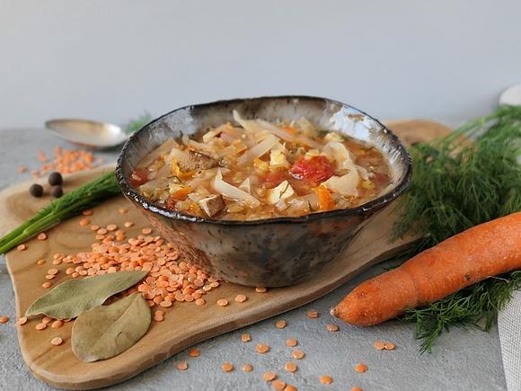 Kapuśniak z soczewicą i wędzonym tofu