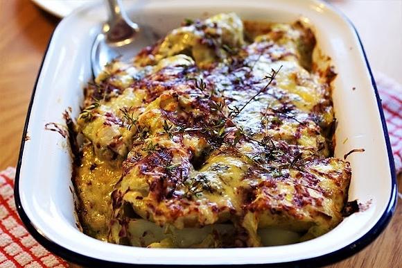 Pieczone ziemniaki zapiekane z porowym sosem i serami