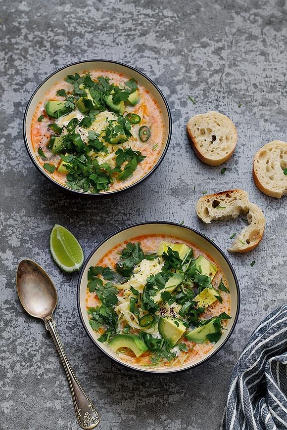 Chili zupa z kurczakiem i awokado
