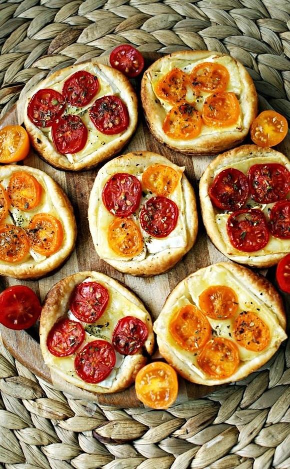 Tartaletki z ciasta francuskiego z kozim serem i pomidorami