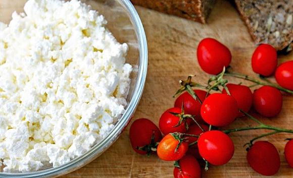 Domowy twaróg z mleka i mąki, przepis na kefir, ser biały