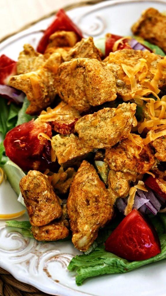 Sałatka ze świeżymi warzywami i kurczakiem curry