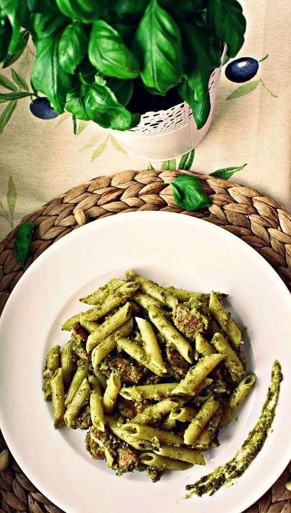 Makaron z indykiem i pistacjowo-bazyliowym pesto