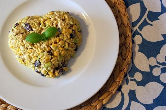 Sałatka ryżowa z kurczakiem i curry