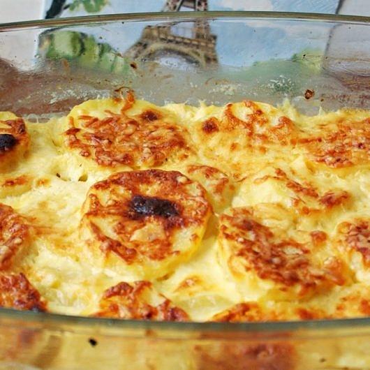 Gratin Dauphinois zapiekanka ziemniaczana ze śmietaną i jajkami