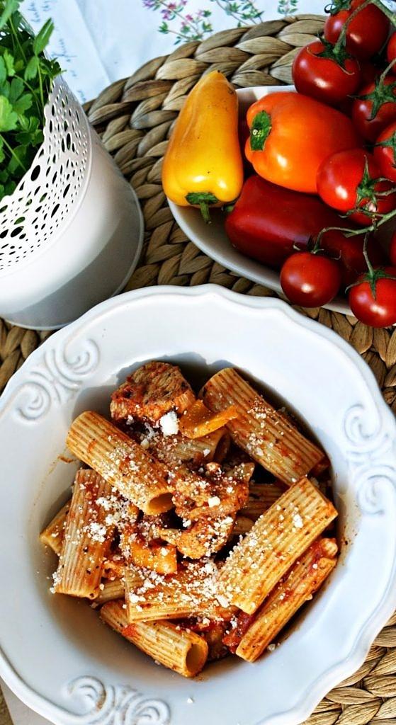 Makaron z kurczakiem w sosie z pomidorów i papryki