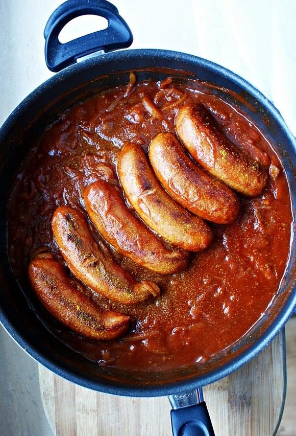 Currywurst niemiecka kiełbasa w sosie curry