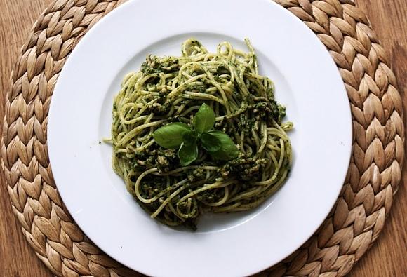 Spaghetti z mięsem mielonym i sosem szpinakowym