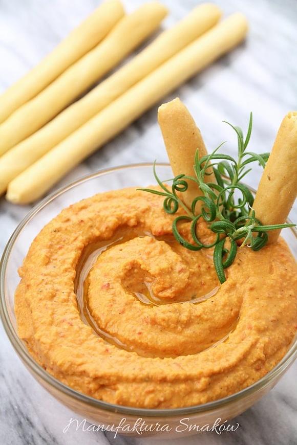 Pikantny hummus paprykowy