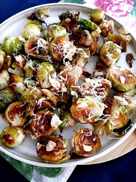 Pieczona brukselka z czosnkiem i serem