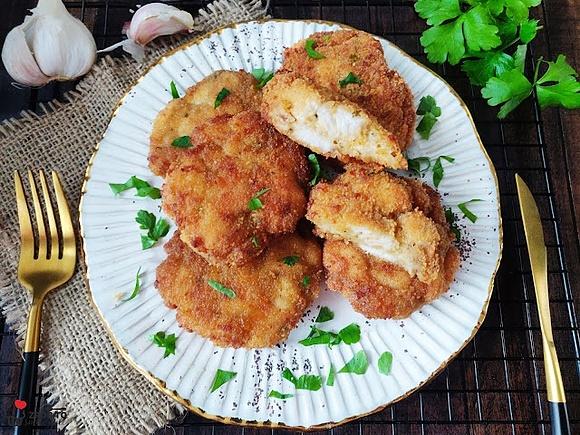 Placki z piersi kurczaka z serem mozzarella i pietruszką