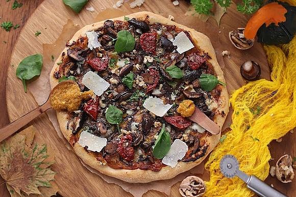 Jesienna pizza z dynią i grzybami