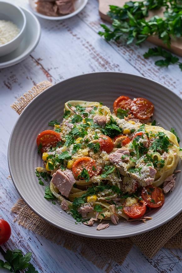 Makaron z tuńczykiem w sosie śmietanowym z curry