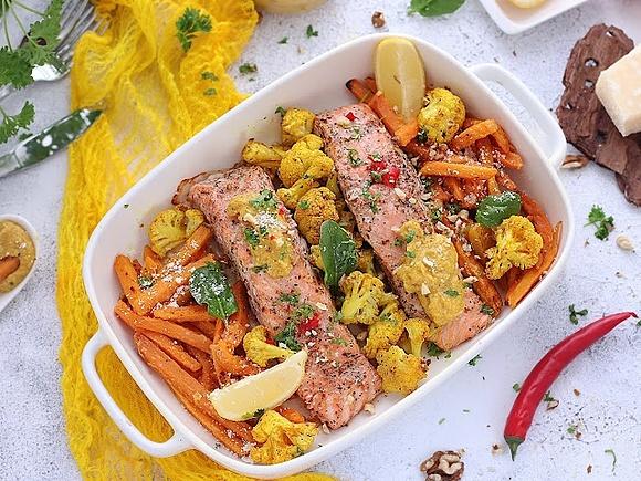 Łosoś z warzywami i pesto dyniowym