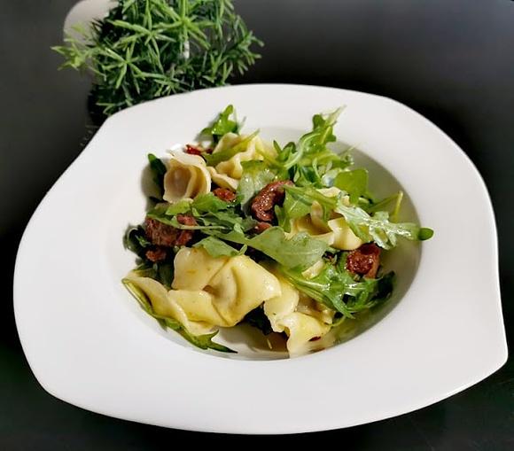 Sałatka z tortellini, rukolą i suszonymi pomidorami