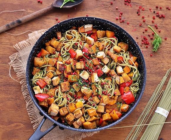 Makaron z dynią i sosem teriyaki wege