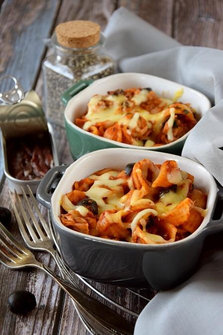 Pikantna zapiekanka makaronowa z tuńczykiem